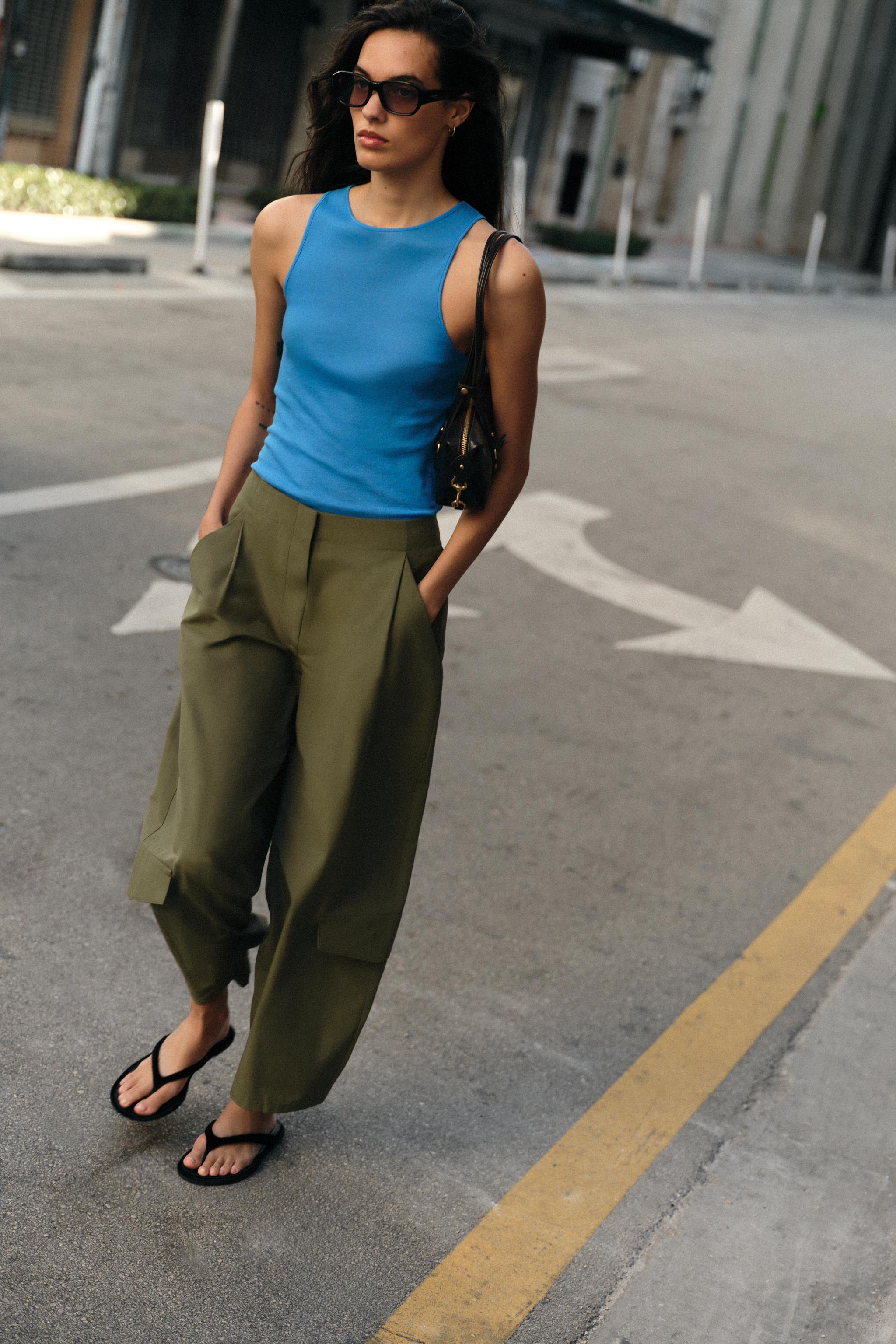 PANTALON À PINCES ET PASSANT AU DOS